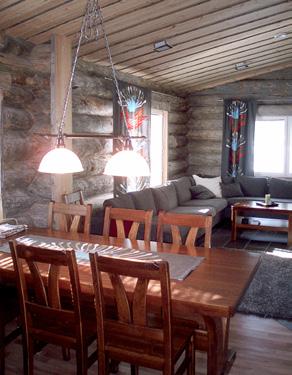 kelomökki, jossa sisustukseen on kiinnitetty