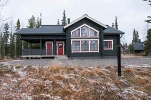 kerroksessa makuuhuone sekä biljardihuone, keskikerroksessa makuuhuonetta, keittiö ja oleskelutilat sekä sauna,