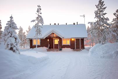 Hyvä lapsivarustelu (syöttötuoli ja matkasänky), joten tämä mökki sopii erityisen hyvin lapsiperheille.