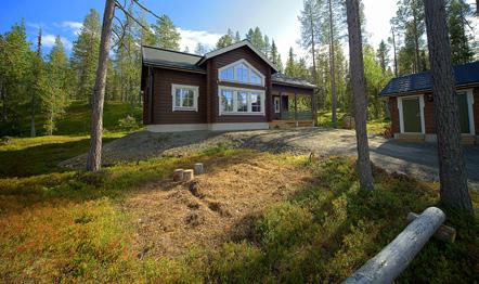 Taloyhtiössä lämmin suksienhuoltotila ja valaistu latu välittömässä läheisyydessä.