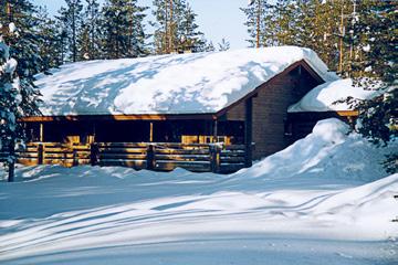 TUNNELMAA LUOMASSA komea takka, jonka äärellä on mukava rentoutua päivän hiihtojen jälkeen.