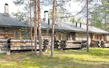 Musko Pieni + 3 Ylläsviikko käsittää pyöröhirsistä pari- ja rivitalohuoneistoa.