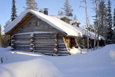 Lapland Hotel Ylläskaltion takana. LADUT LÄHTEVÄT pihan reunalta.