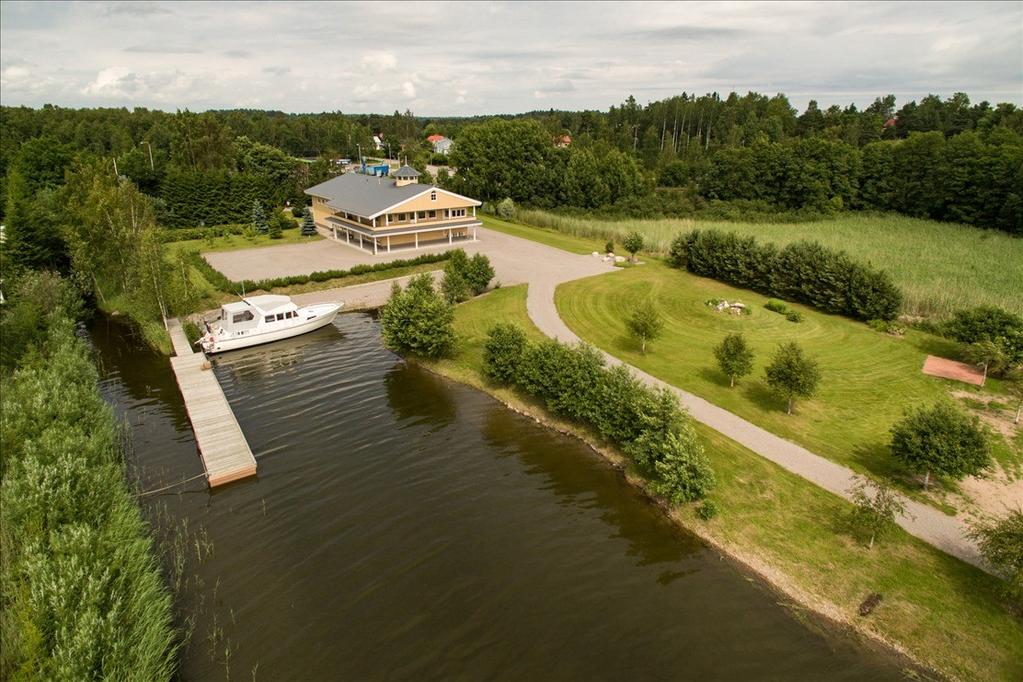 7925 m2 ja oma vesialue 4055 m2. Erinomainen sijainti Hangontien varrella ja Stadsfjärdenissä jossa vapaa näkymä yli Stadsfjärden.
