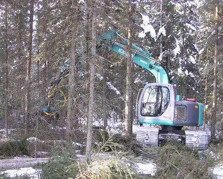 Hakkuilla käytetyt kaivukoneet Kobelco SK135SRL & Foresteri 22RH Hakkuilla käytetyt telaalustaiset kaivukoneet olivat työpainoltaan valtaosin 14 17 tonnia.