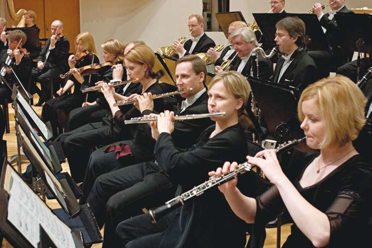 Martinu: Fantaisies symphoniques Martinu yhdistää jännittävästi aavemaisen hämyisiä tunnelmia musiikkinsa energisen rytmiseen, terävästi tahtilajeja vaihtavaan menoon. Esitys oli fantastisen hyvä.