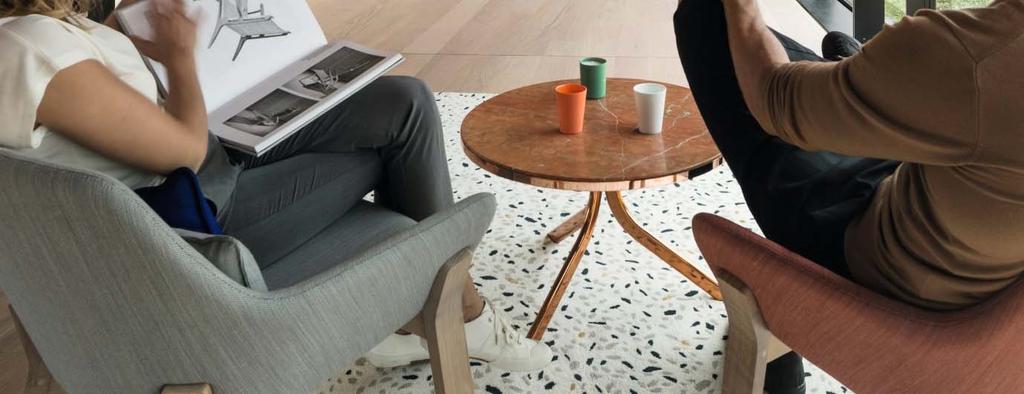 Istuinverhoilu on alankomaalaisen suunnittelija Aleksandra Gacan käsialaa ja täsmälleen samaa materiaalia käytetään kodin kookkaassa sohvassa.
