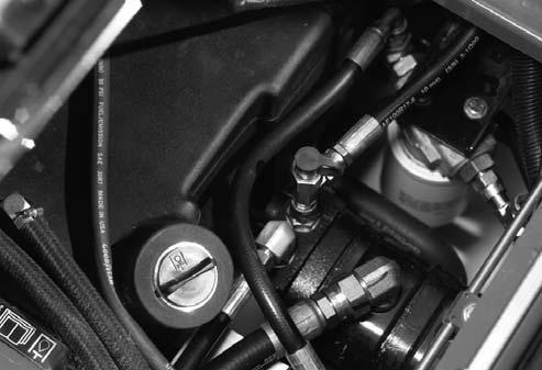 Hydraulinesteen vaihto Vaihda hydraulineste 800 käyttötunnin välein normaaliolosuhteissa. Jos neste saastuu, ota yhteys paikalliseen Toro-jälleenmyyjääsi, sillä koko järjestelmä on huuhdeltava.