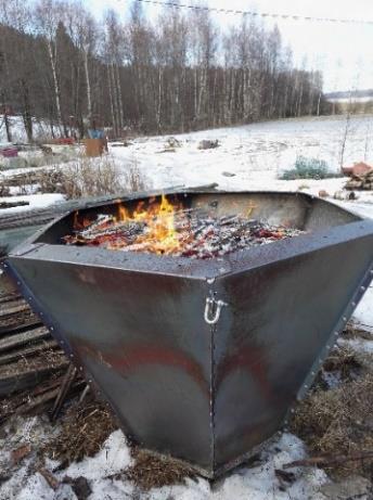 Biohiilen valmistus (3/3) Avoimessa astiapoltossa käytetään pyrolysoitavan raaka-aineen määrästä riippuen erikokoisia kuumuutta kestäviä, ilmatiiviitä, poikkileikkaukseltaan ylöspäin aukeavia