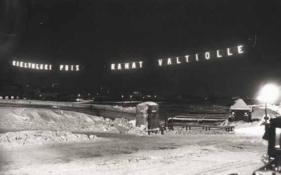 Kuva 5. Kieltolakia vastustanut valomainos Helsingin Pitkänsillan luona. Kuva: Museovirasto. tarvittaisi suuria vankiloita, mielisairaaloita, kunnallis- ja lastenkoteja tai poliisivoimia.