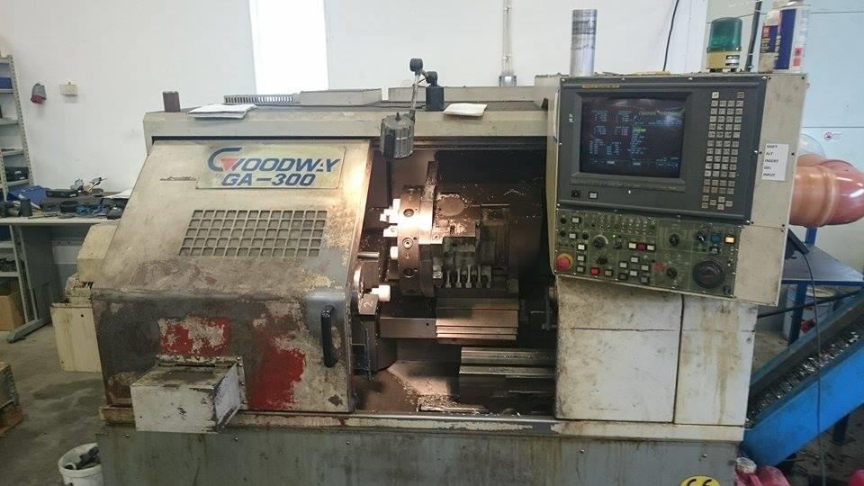 KUVA 18. Yhteistyökumppanin kautta työssä käytössä oleva kolmiakselinen CNC-sorvi 4.2 Jyrsiminen Jyrsimisessä työkappale kiinnitettään paikallaan olevaan istukkaan ja työkalu pyörii akselinsa ympäri.
