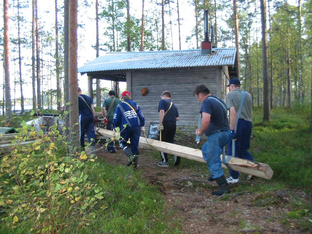tervapaperi ja tämän päälle puhallusvillaa 30 senttiä. Ja kyllä se oli syyhyttävää se vanha villa. Saunan korjaus osoittautui isoksi urakaksi.