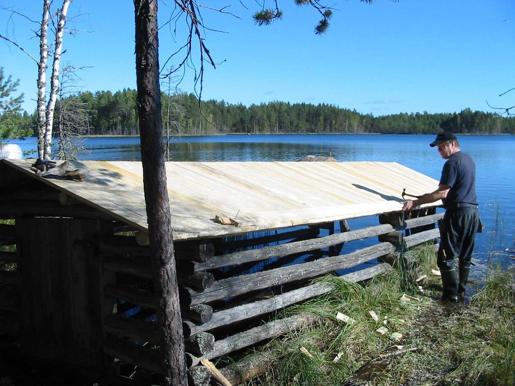Tarusta muistellen... Tarus - 5. Finnjamboree Padasjoella 28.7.-5.8.2004 Venevaja sai uutta ilmettä; kattolaudoitus ja huopa uusittiin.