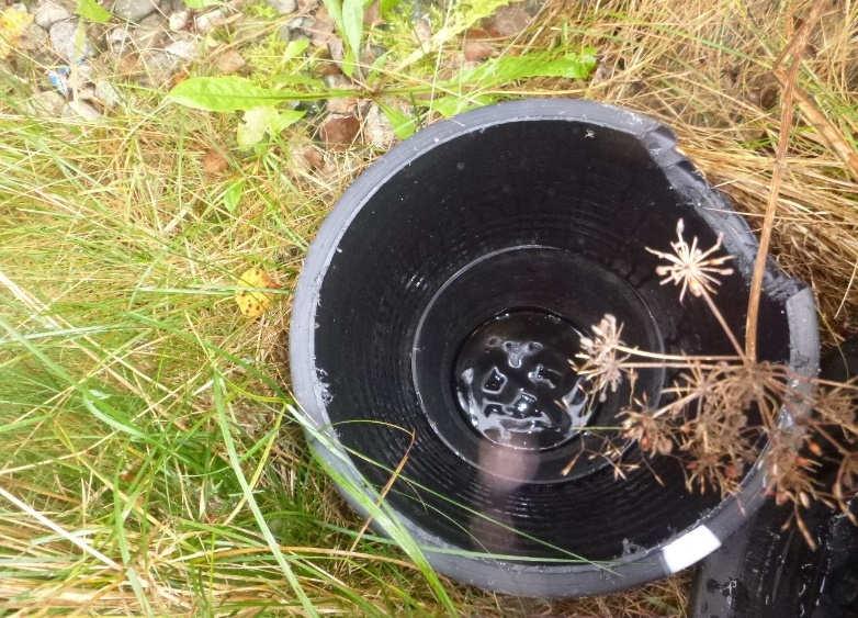 Toisessa salaojien tarkastuskaivossa putkien havaittiin olevan veden pinnan alapuolella, mikä yleensä viittaa salaojaputkien tukkeutumiseen.