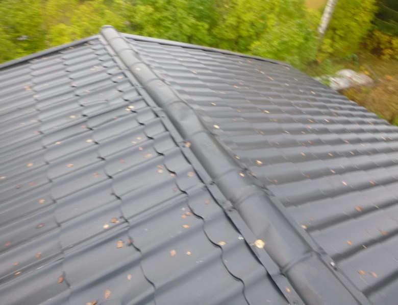 Sadevesikouruissa havaittiin paikoin vääntymiä. Sadevesikouruja ja syöksytorvia ei ole kaikilta osin asennettu. Kattovedet, kts. kohta 9.