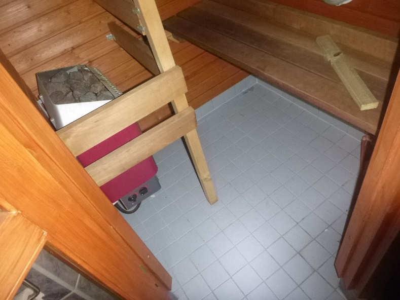 23 14.2. Sauna PÄÄSIALLISET PINTARA- KENTEET/PINNOITTEET Lattiassa on laatoitus, joka on nostettu tilan seinille. Irti alustastaan olevia laattoja ei pistokokein havaittu.