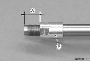 252 HUOLTO JA SÄÄDÖT Varmista, että noin 16 mm työntötangon kierteistä on ulkona lukkomutterista.