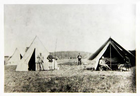 36. Kesällä 1885 NIskakoskella otettu valokuva kertoo Lohilordien matkailutavoista sekä Lamminahon tilan maisemista.