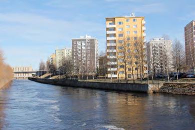 Merikosken voimalaitos ja Toivoniemen kerrostalot alakanavan suunnasta. Hupisaarten ennallistettu kanava. Oulun ensimmäinen vesivoimalaitos vuodelta 1889 oli lajissaan maamme toinen.