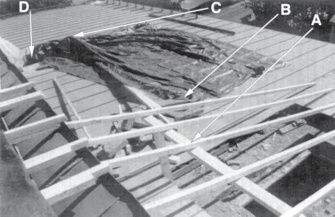 Kuva 1. Lähikuva katolta KK:n tulosuunnasta. Kuvassa on näkyvissä etualalla aukko, jonka katoksen rungon miehet olivat jo rakentaneet (nuoli A).
