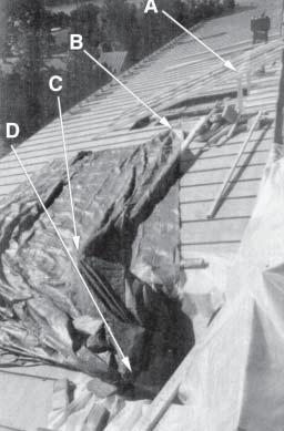NN oli ollut pressun kulmassa tuomassa sitä kohti rakennettua kehikkoa pudotessaan aukkoon (nuoli D). Kuva 2. Lähikuva katosta NN:n kulkusuunnasta kuvattuna.
