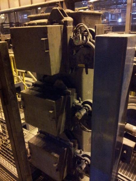 hydrauliikkamoottorilla toimivat syöttökoneistot, jotka ovat toistensa päällä.