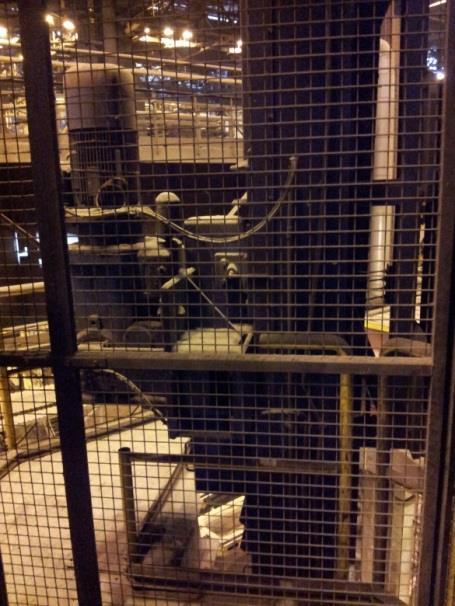 Langansyöttöpaketin jälkeen tulevat langanohjausputket, joita pitkin seosainelanka siirtyy oikealla olevaan syöttökoneistoon Kun CAS-OB käsittely alkaa, kuvan 21 syöttökoneisto