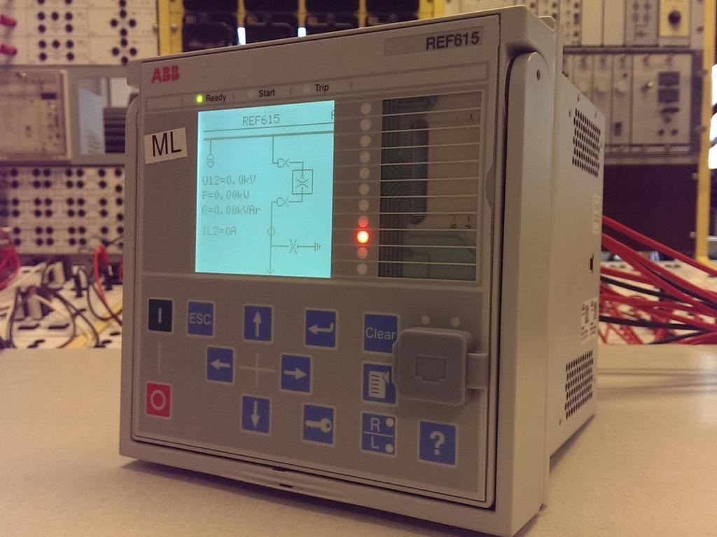 19 3 SÄHKÖLABORATORION LAITTEISTO 3.1 Johdonsuojarele REF615 Tampereen ammattikorkeakoulun ABB:lta käyttöönsä saamat releet olivat Reliontuotesarjaan kuuluvia REF615-releitä.