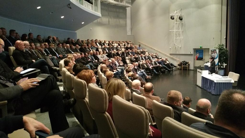 4 Teksti&kuvat: SK Taksiliitto järjesti to 14.1.2016 neuvottelpäivän Helsingin Valkeassa Talossa, johon osallistuimme. Päivän sanat tuntuivat olevan liikennekaari ja digitalisaatio.