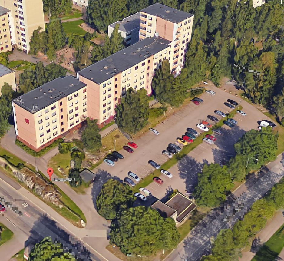 36 5 SUUNNITELTAVA KOHDE Kohde (kuva 13 ja 14), johon aurinkosähköjärjestelmä suunnitellaan, on iso kerrostaloyhtiö, joka sijaitsee Etelä-Suomessa Vantaalla. Kerrostalo on valmistunut vuonna 1972.