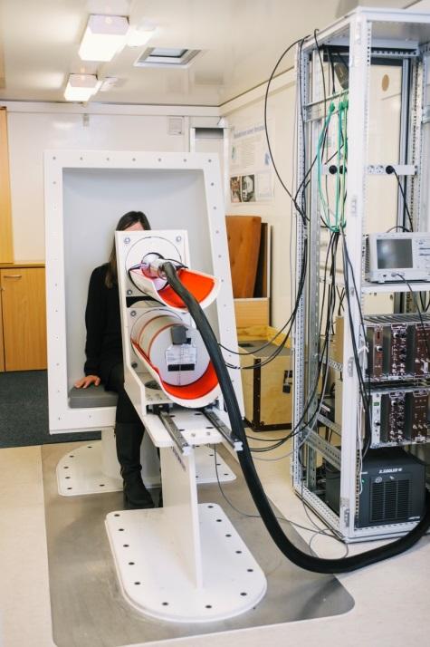 Kuva 1. Umpikoriseen ilmastoinnilla ja sähkösyötön varmistusjärjestelmällä varustettuun kuorma-autoon on sijoitettu laitteisto suoria gammaspektrometrisiä ihmismittauksia varten.