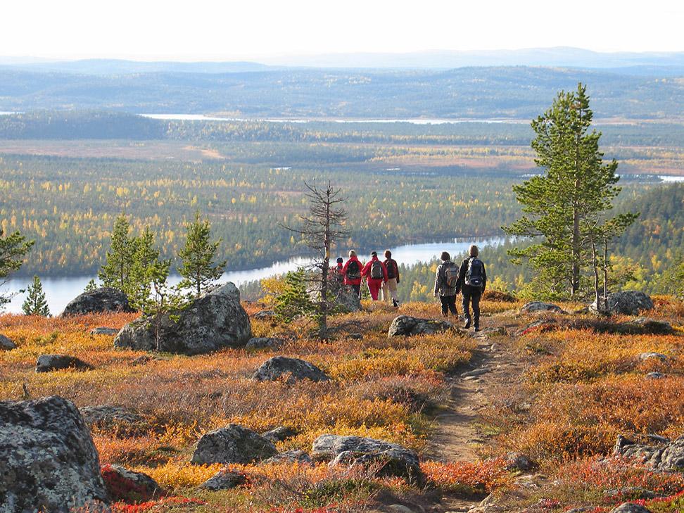 Nostalgia appreciative seekers of mental well-being Omissa ryhmissään liikkuvat retkeilijät, jotka hakevat