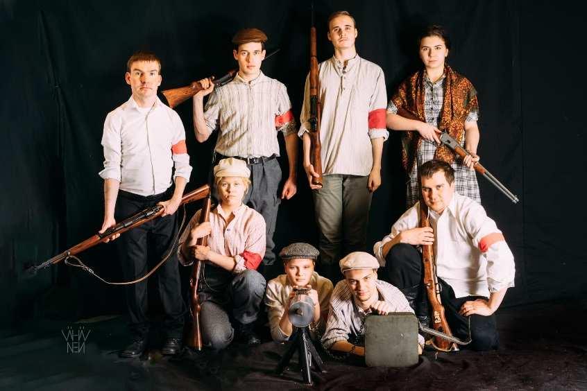 Isänmaamme Kurjuus ja Kunnia, 1917 Isänmaamme kurjuus ja kunnia, 1917 kertoo maamme synkistä ajoista, ajoista jolloin Suomi itsenäistyi ja ajautui heti tämän jälkeen sisällissotaan.
