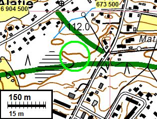 6 Vasen: havaitun kaivannon sijainti on vihreän ympyrän sisällä. Oikea: vuoden 1975 peruskartta osoittaa paikalle olleen ladon tms.