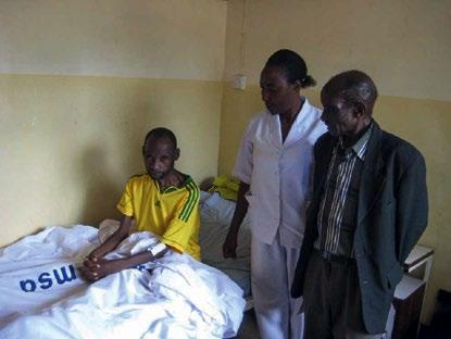 Vatsasyöpää sairastanut potilas tuli kovien kipujen takia sairaalaan, ja sairaanhoitaja Aida Mtega ja tri Godfrey Pangisa tulivat katsomaan miestä.