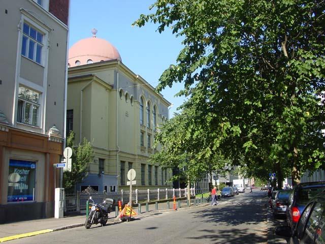 Suomessa on vain kaksi synagogarakennusta, joista Helsingin 1906 valmistunut rakennus on Turun synagogaa hieman vanhempi.