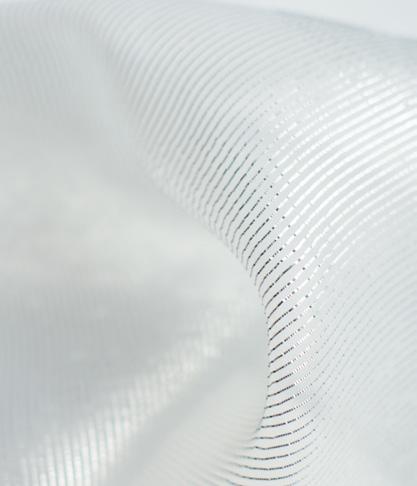 23353 23405 Tässä kankaassa yhdistyvät läpikuultavaksi pohjaksi kudottu filamenttilanka sekä kuvion muodostava hopeinen Lurex-lanka.