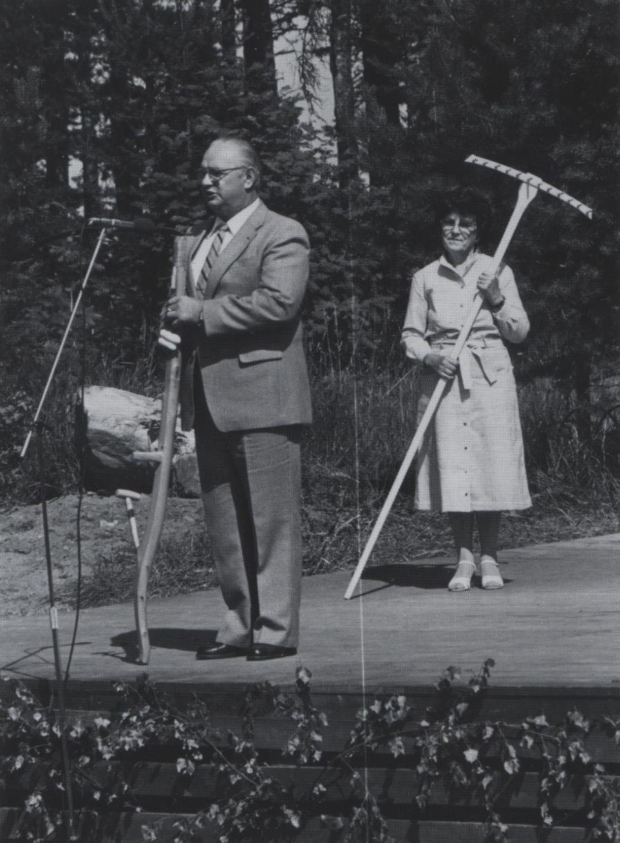 Opettaja Annikki ja maanviljelijä Aulis Pakarinen tunnetaan hyvin aktiivisina kotiseutu- ja nuoriseuraihmisinä. Aulis oli keskeinen toimija ja päättäjä mm.