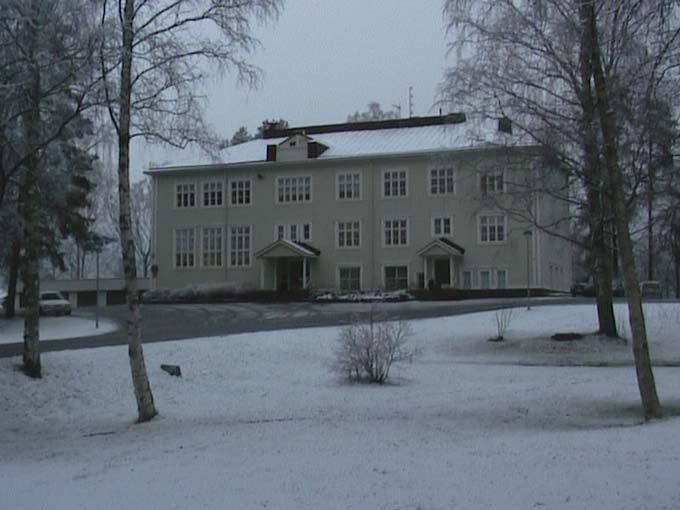 6 Kohde: Porokylänkatu 6d, vuonna 1928 rakennettu hirsirunkoinen virastotalo Suojelu: 13.1.1992 sr1 sr1 Suojeltava rakennus.