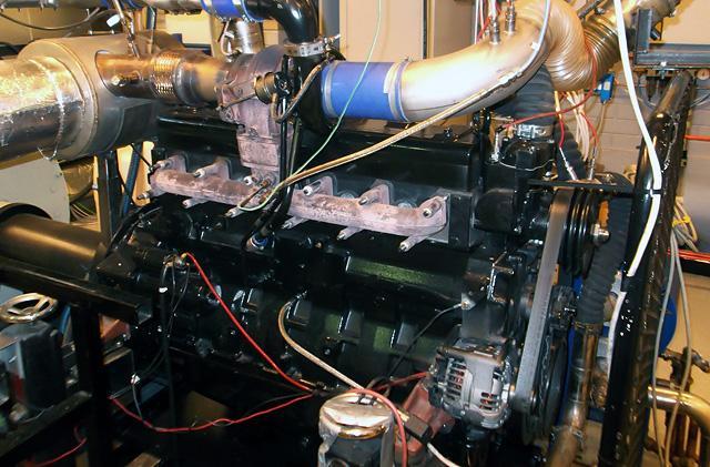 10 3 MOOTTORIN MITTAUKSET 3.1 Tutkimusmoottori ja mittalaitteisto 3.1.1 Tutkimusmoottori Tutkimusmoottorina (kuva 3) oli AGCO Sisu Powerin 66 CWA -työkonedieselmoottori, jonka tiedot on esitetty taulukossa 1.