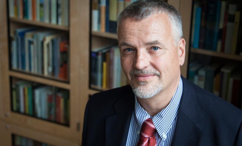 Tuomas M. S. Lehtonen Pääsihteeri, dosentti Päivätyössäni Suomalaisen Kirjallisuuden Seuran pääsihteerinä vastaan seuran johtamisesta ja toimintaedellytyksistä sekä seuran tutkimustoiminnasta.