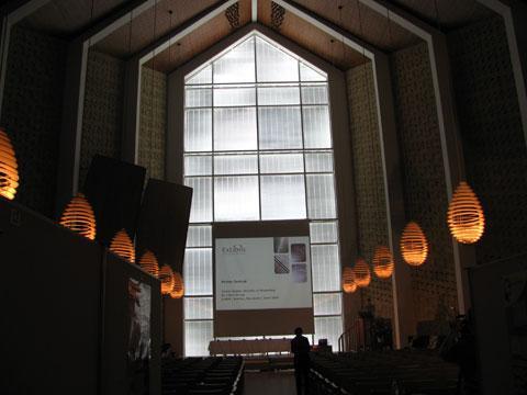 Konferenssin pääluentosalin kirkkomaista arkkitehtuuria sisältä.