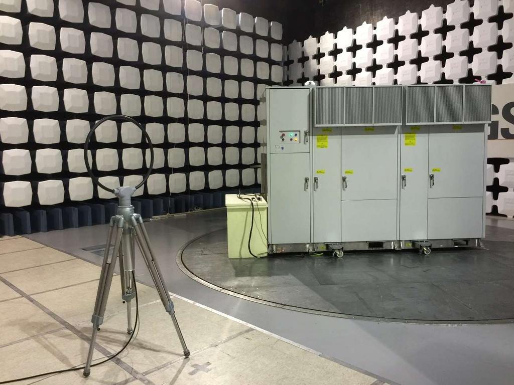 23 Kuva 6. Silmukka-antennin etäisyys 3m testattavasta laitteesta. Laboratoriomittauksen suorittaminen Laboratoriomittaus suoritettiin puolikaiuttomassa huoneessa EMC-testilaboratoriossa.