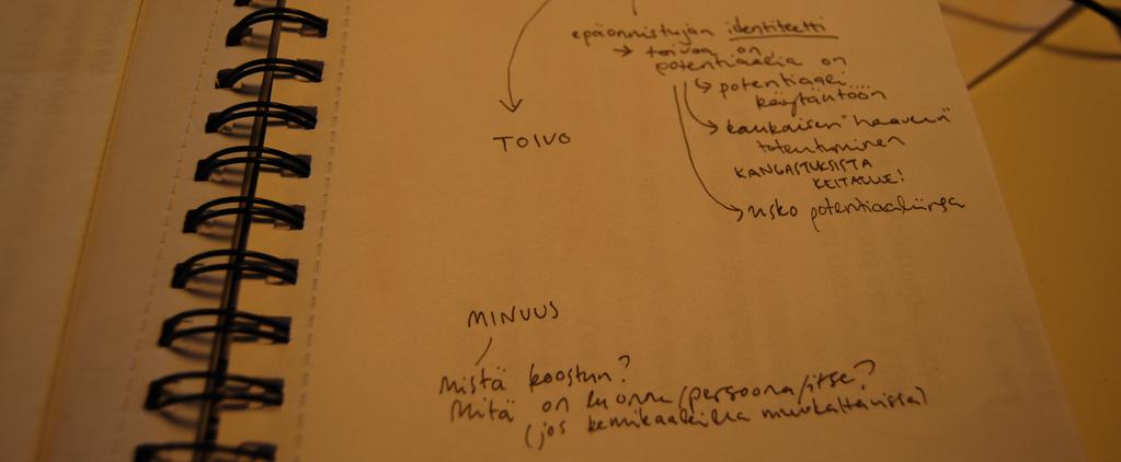 Välähdyksen suomalaiseen yhteiskuntaan sivullisen silmin esittää myös Virpi Suutarin Hilton! (2013).