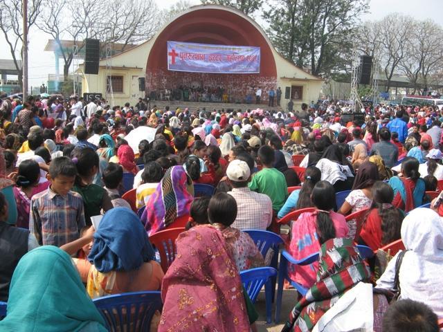 Seurakunnat rukoilevat Tanaan paattyi 40 paivan maailman laaja rukous Nepalin puolesta. Tuhatkunta ihmista oli koolla kentalla aamulla 7-10 valtavassa auringonpaiseessa.