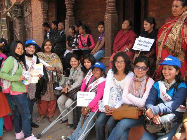 Uusi Nepal tarvitsee uudistuneita ihmisia ja maa kaipaa parantumista, oikeudenmukaisuutta ja rauhaa. Kuukausi oli myos kiitos ja ylistysrukouksien aika niin kodeissa, yksityisesti kuin kirkoissa.