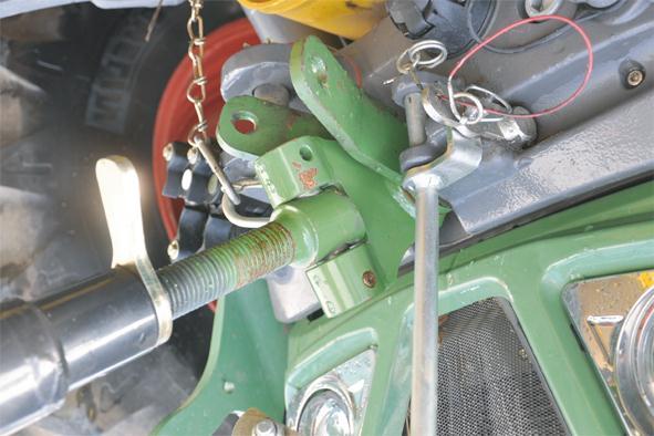 6 /BA/Erstinbetriebnahme/EasyCut/EasyCut 32 CV Float/Oberlenkergabel montieren Bild F 320 CV @ 181\mod_1377006872456_71.docx @ 1553270 @ @ 1 Pos: 17.