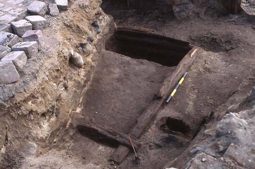 Kuva: Ruotsinsalmen aikaisen kaivon hirsikehys. Marita Kykyri Kymenlaakson museo. Asunto-osakeyhtiö Merikotkan tontti sijaitsee Ruotsinsalmen aikaisen kaupunkitaajaman pohjoisrannan kortteleissa.