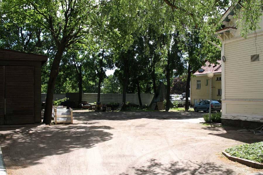 Kuva: Kirkkokadun ja Kapteeninkadun kulmatontin sisäpihalla on mahdollisesti säilynyt Ruotsinsalmen aikaisia jäännöksiä. Päivi Hakanpää.