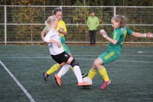 D-tyttö piiriliigassa joukkueet Haka D13 tytöt kohtasivat Kaupissa Ilves vihreän piiriliigan ottelussa. Peli oli tasaista vääntöä, molempien joukkueiden luodessa maalipaikkoja.